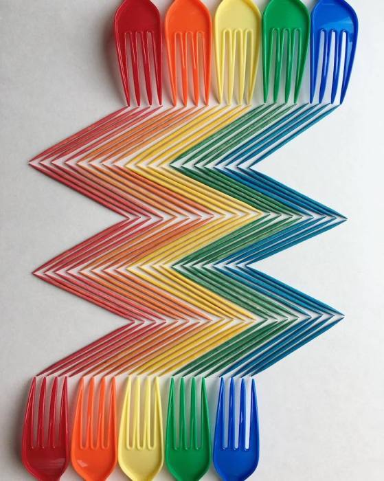 Пластиковые вилки «оставляют» после себя идеально совпадающие следы из цветных зубочисток.