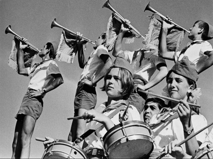 Утрення зарядка в  лагере начиналась с пионерского горна и боя барабанов. 1960 год.