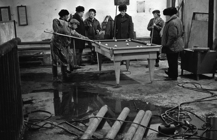 Обеденный перерыв в механической мастерской Запсибгеологии. Новокузнецк, 1983