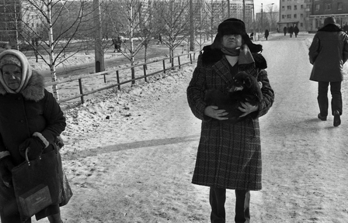 Мужчина с питомцем на пути в ветлечебницу. Новокузнецк. 1983 г.
