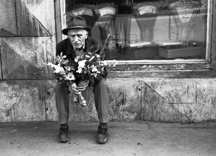 Мужчина продаёт цветы. Новокузнецк. 1980 г.