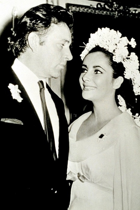 Главные звезды голливудской эпохи Элизабет и Ричард женились в Монреале. Через десять лет звезды развелись, но уже через год после расставания снова устроили свадьбу, такую же скромную, как и первую, только в Африке.