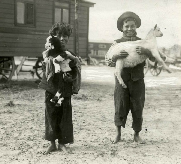 Мальчики из цыганского табора. Нидерланды, Амстердам, 1917 год.