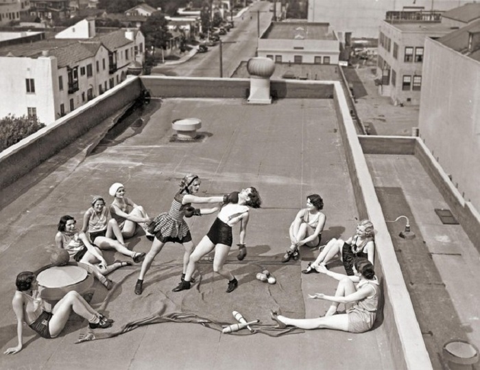 Девушки занимаются боксом на крыше дома в Лос-Анджелесе.