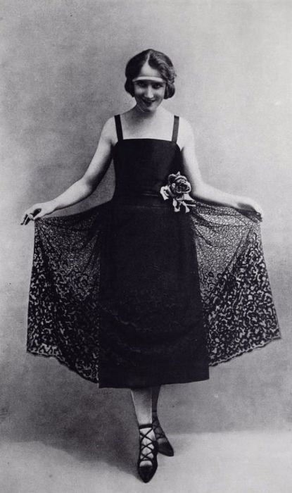 Прозрачная юбка поверх платья дополняет образ девушки с вечеринки.