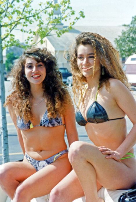 Даже на мокрых волосах перманентная завивка смотрелась впечатляюще, что оценили те девушки, которые любили часто посещать пляж.