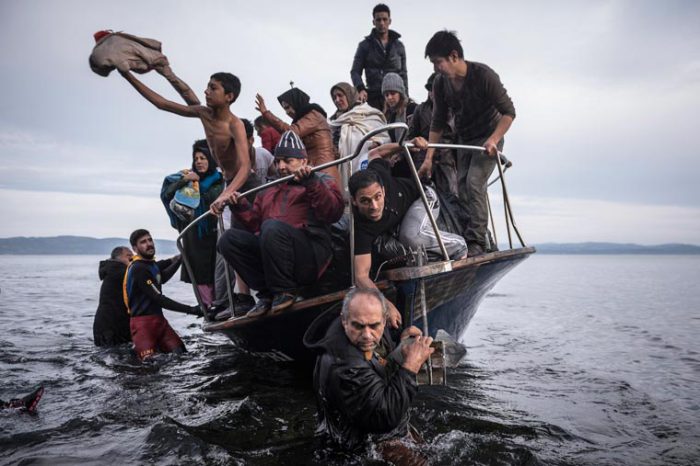 Мигранты переправляются через пролив.