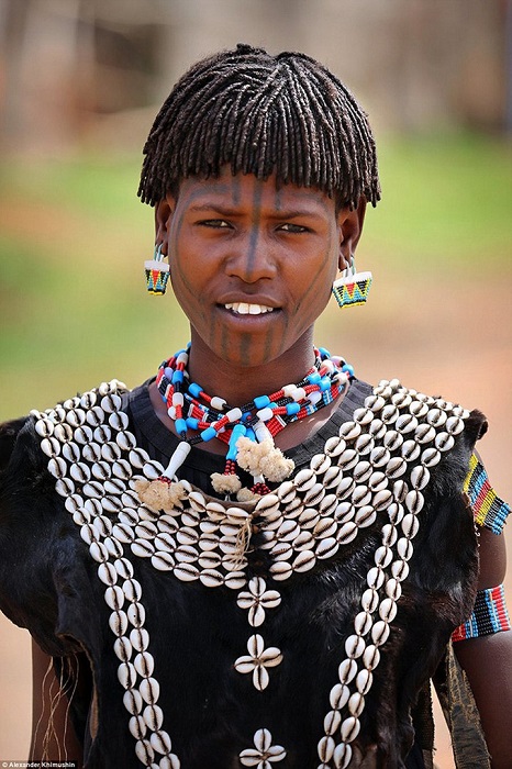 Традиционным нарядом племени является выделанная козлиная шкура, края которой украшены раковинами.