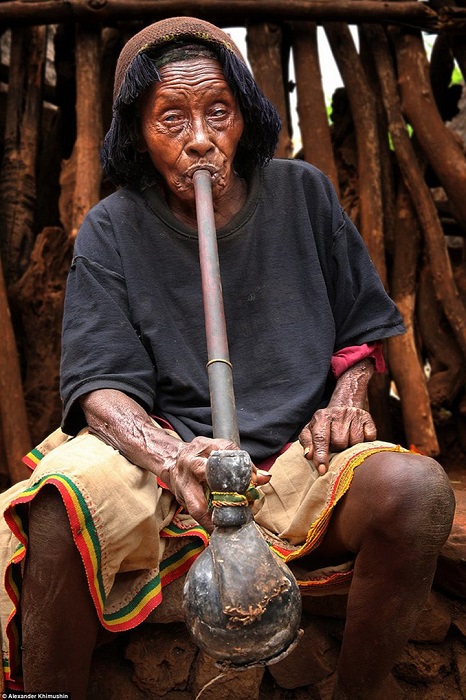 Женщины племени носят двойные юбки и одеваются вполне по-современному, в отличие от других племен Эфиопии.