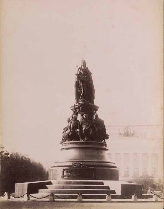 Памятник на площади Островского.