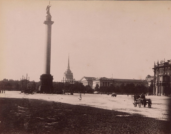 Памятник, находящийся в центре Дворцовой площади Санкт-Петербурга.