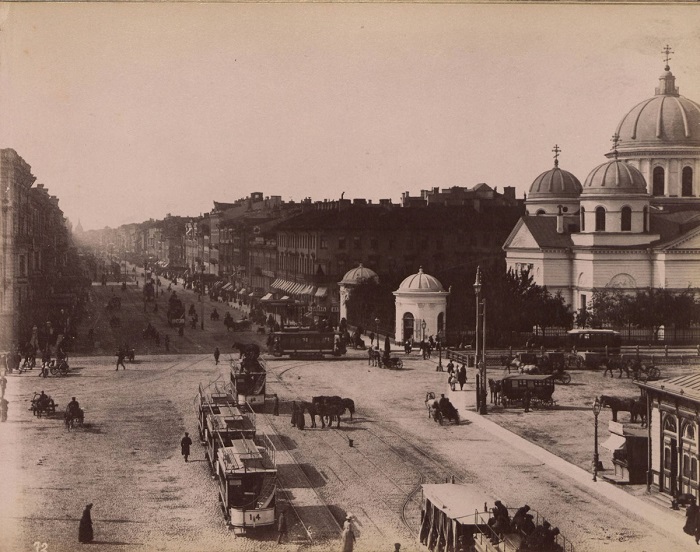 Вид на храм со Знаменской площади.