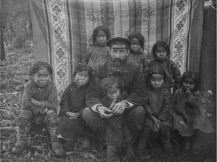 Дети с польским антропологом Брониславом Пилсудским.