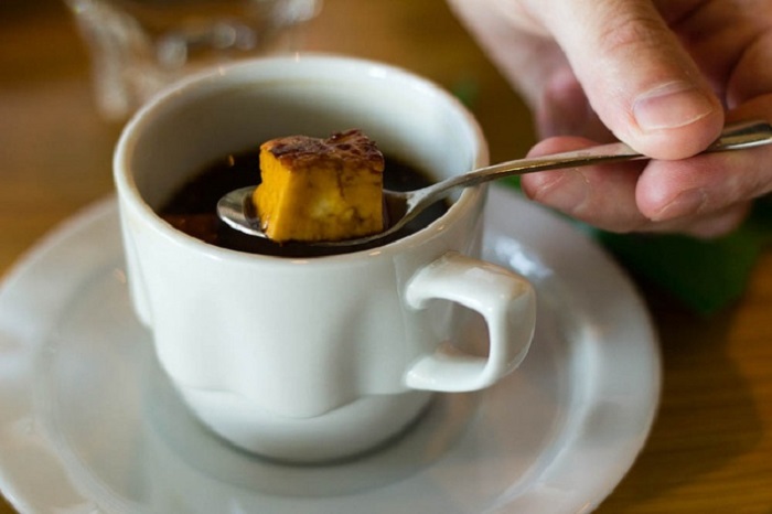 Кусочек лапландского сыра, заливается горячим кофе.