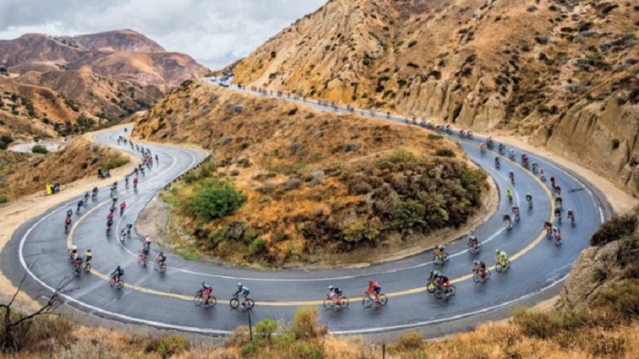 Высокоскоростной спуск ежегодного велотура в Калифорнии, США.