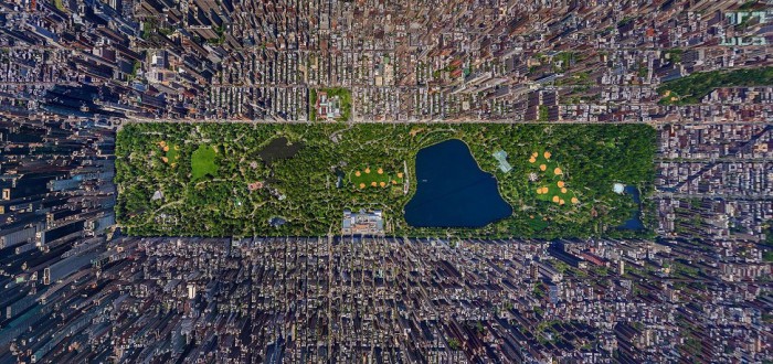 Один из крупнейших в США и известнейших в мире парк, расположен на острове Манхэттен между 59-й и 110-й улицей и Пятой и Восьмой авеню и имеет прямоугольную форму.
