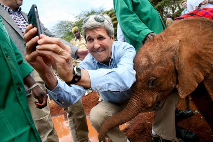 Секретарь США Джон Керри фотографируется со слонёнком во время поездки в Шелдрик-центр в Национальном парке Найроби, Кения, 3 мая 2015 года.