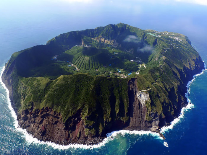 Остров с уникальной геологической формацией, вулканический кратер в центре находится в середине второго, еще большего вулканического кратера.