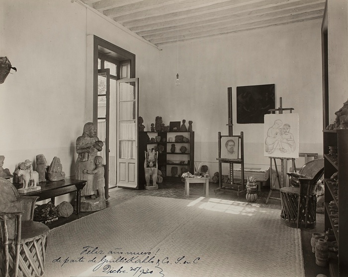 Студия мужа, художника Диего Риверо, 1930 год.