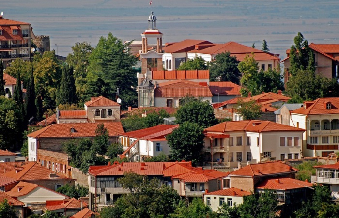 Маленький городок в восточной Грузии, на склоне горы, в историческом регионе Кахети. «Город любви», который популярен среди желающих вступить в брак.