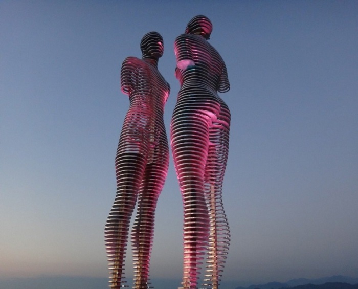 Скульптура мужчины и женщины, которые проходят сквозь друг друга, символизируя утраченную любовь.
