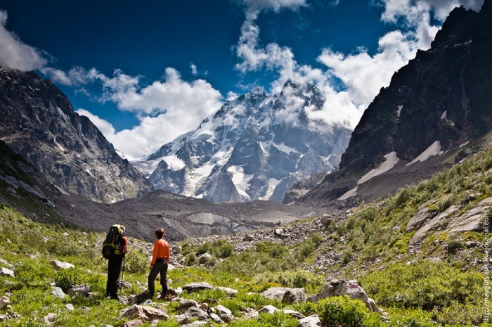 Мечта альпиниста и одна из самых живописных вершин Кавказа с двойной вершиной.