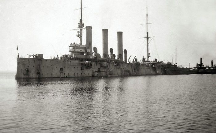 В 1924 году «Аврора», ставшая ученым судном для курсантов, совершила первый учебный поход по маршруту Кронштадт — Архангельск и обратно.