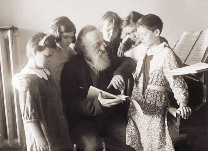 Ученики музыкальной школы со своим учителем, 1936 год.