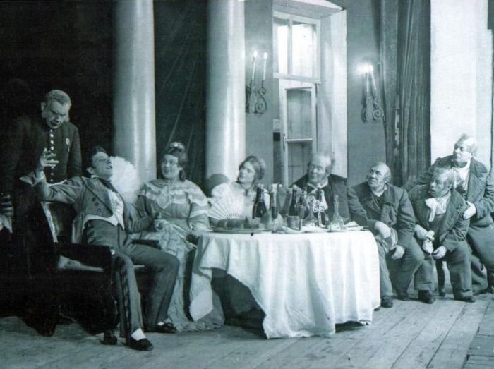 Сцена вранья Хлестакова, в роли Хлестакова А.Н.Энгельгардт, 1937 год.