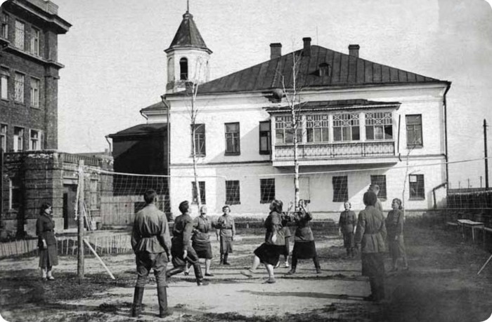 Матч в госпитальном дворе. Архангельск, 1943 года.