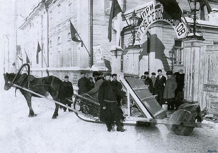 Крестьянин демонстрирует депутатам губернского съезда Советов свое изобретение-элеватор для уборки сена, март 1926 года.