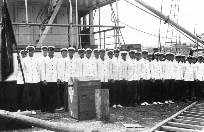 Механники во время плавания на рабочем учебном судне «Яков Зевин» Каспийского пароходства, май 1929 года.