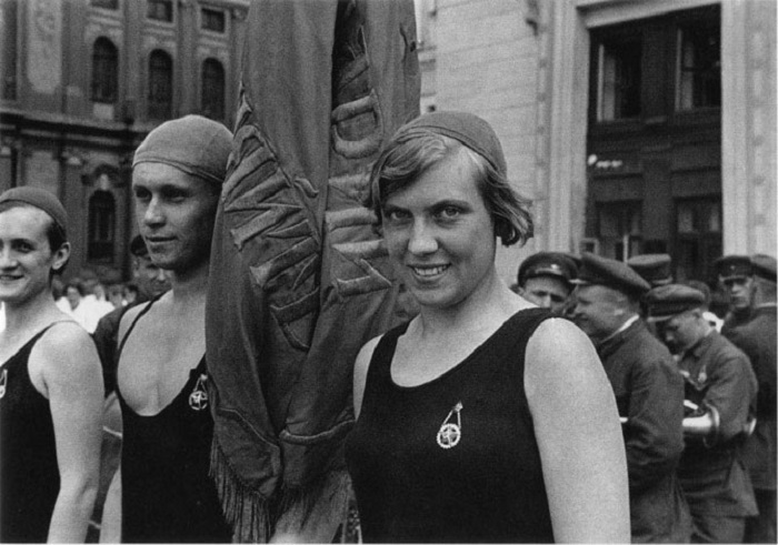 Знаменосцы сводного отряда пловцов на физкультурном параде в Ленинграде, 1930 год.