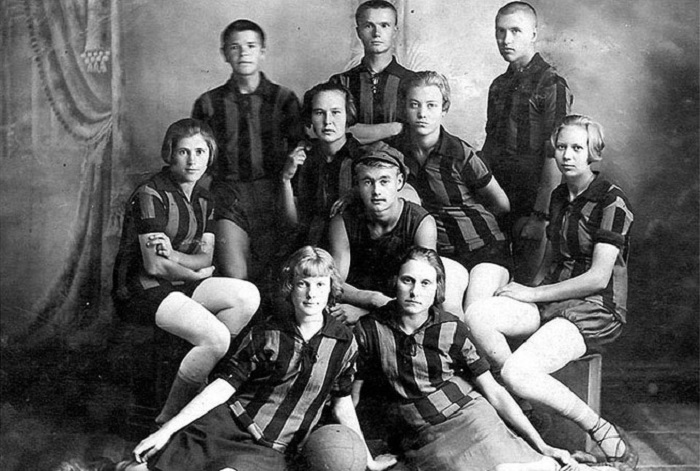 Мужская и женская команды на фотосессии, г. Уржума, 1929 - 1930 года.
