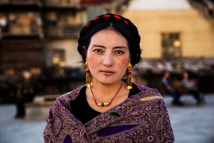 Женщина в праздничном наряде Мосу перед началом фольклорного шоу.