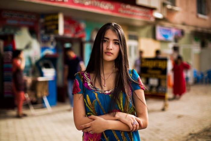Девушка в ярком красивом одеянии, согласно культуры одеяния таджикского народа.