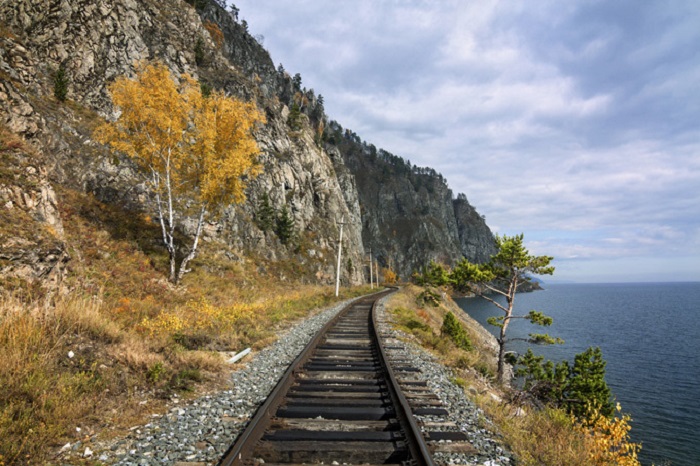 Поездка по Кругобайкальской железной дороге — достойное приключение в любую пору года, но осенью там особенно красиво.