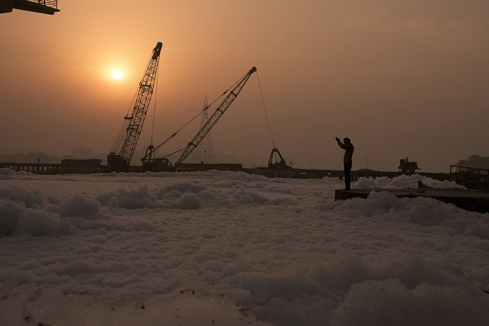 Индийский фотограф показал людям ужасный контраст между красотой и загрязнением величественной реки.