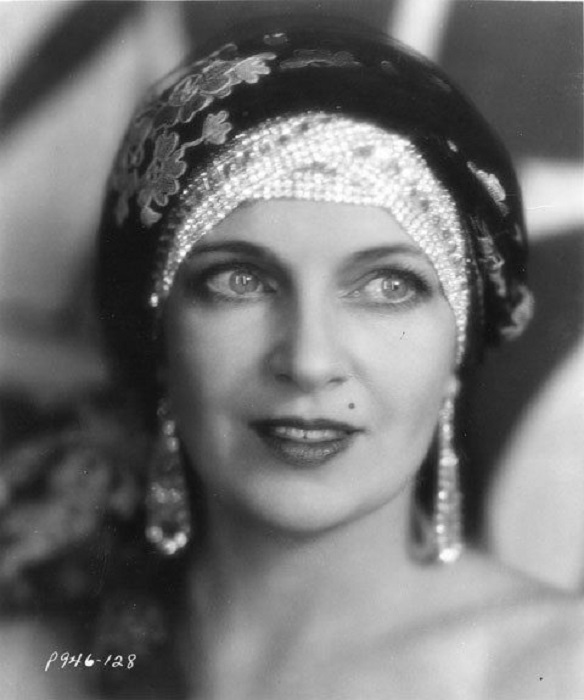 Ольга до 1926 года играла на сцене театра и в кино в России, затем эмигрировала и продолжила карьеру в США, где стала звездой Голливуда.
