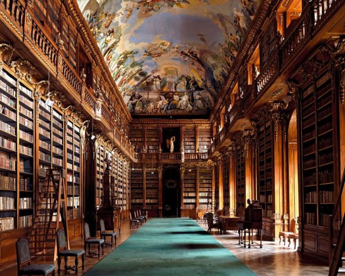Является уникальной и ценнейшей из сохранившихся исторических библиотек, ее фонды насчитывают более 130 тысяч экземпляров книг и около 2500 ценных рукописей.