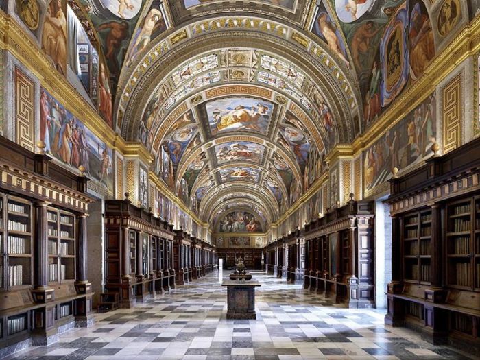 Крупная библиотека периода Возрождения, является частью дворцово-монастырского комплекса Эскориал.