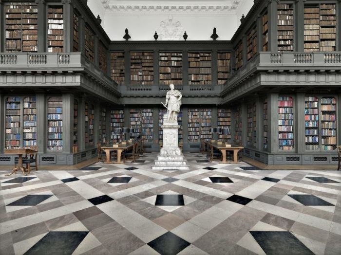 Построена на пожертвования Кристофера Кодрингтона в 1751 г., в ее фонде хранится около 200 тысяч книг по юриспруденции, истории, военному делу.