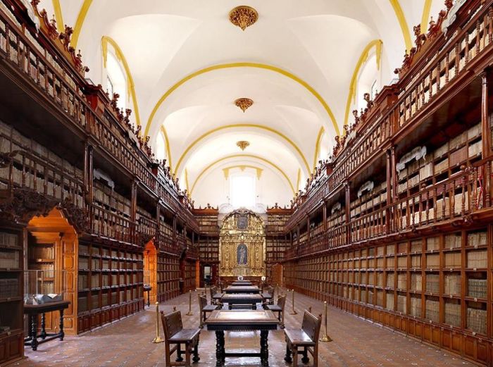 Первая библиотека, которая появилась в колониальной Мексике, в фонде хранится более 41 тыс. книг.