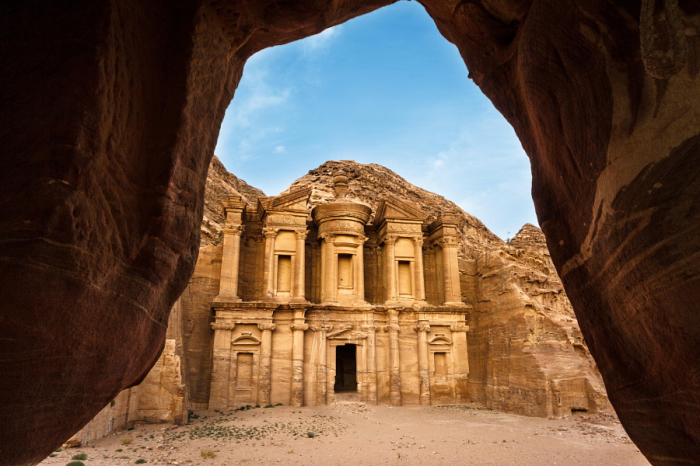 Удивительное сокровище древнего мира, сокрытое за барьером скалистых гор Иордании.