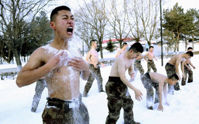 Солдаты Народно-освободительной армии Китая проходят подготовку на военной базе при температуре -30 С в Хэйхэ в провинции Хэйлунцзян.