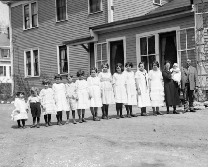 В 1920-х году эта многодетная семья, жила в Бостоне, США.