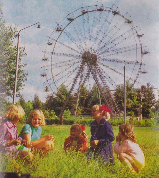 Дети развлекаются в городском парке культуры и отдыха.
