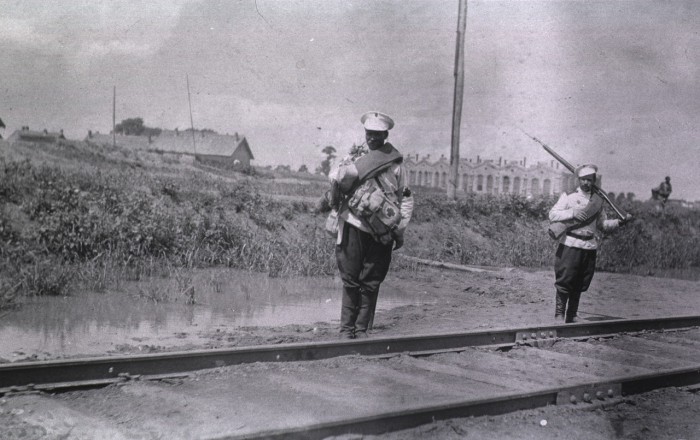 Два фельдшера рядом с железнодорожными путями.
