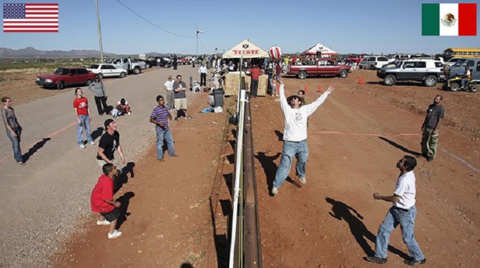 Жители Нако (Аризона) и Нако (Мексика) играют в волейбол на границе между США и Мексикой.