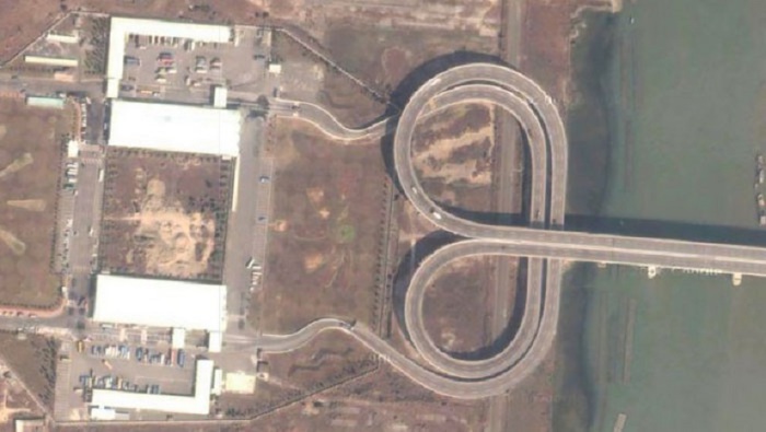Водители Макао (автономная территория в составе КНР) едут по левой стороне дороги, а водители материкового Китая – по правой стороне дороги.